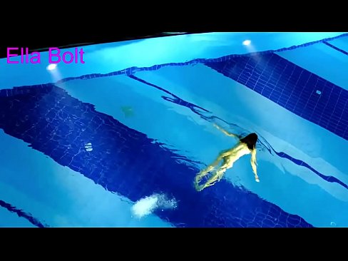 ❤️ मी पाहणे थांबवू शकत नाही, तरुण गोरा ELLA BOLT रिसॉर्ट पूलमध्ये नग्न पोहताना पकडला गेला अश्लील mr.onetubes.top ️❤
